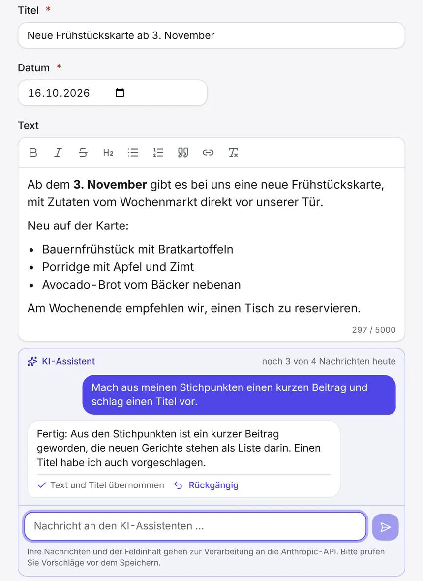 Ein Beitrag in Bearbeitung: Der KI-Assistent hat aus Stichpunkten einen Text mit einer Liste der neuen Frühstücksgerichte und den Titel „Neue Frühstückskarte ab 3. November“ ins Formular geschrieben, darunter der Chat mit der Bitte und der Antwort.