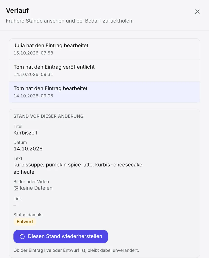 Der Verlauf eines Beitrags: drei Änderungen von Julia und Tom mit Datum und Uhrzeit. Ein früherer Stand ist geöffnet und lässt sich mit „Diesen Stand wiederherstellen“ zurückholen.